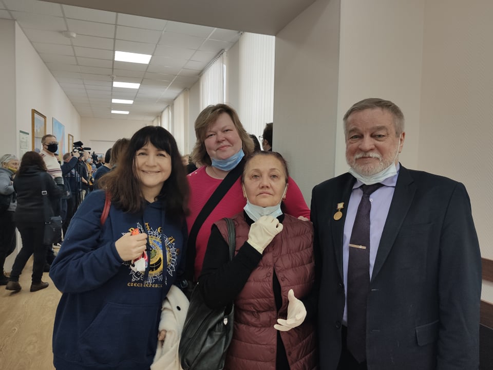 Елена Шахова и другие слушатели в коридоре суда