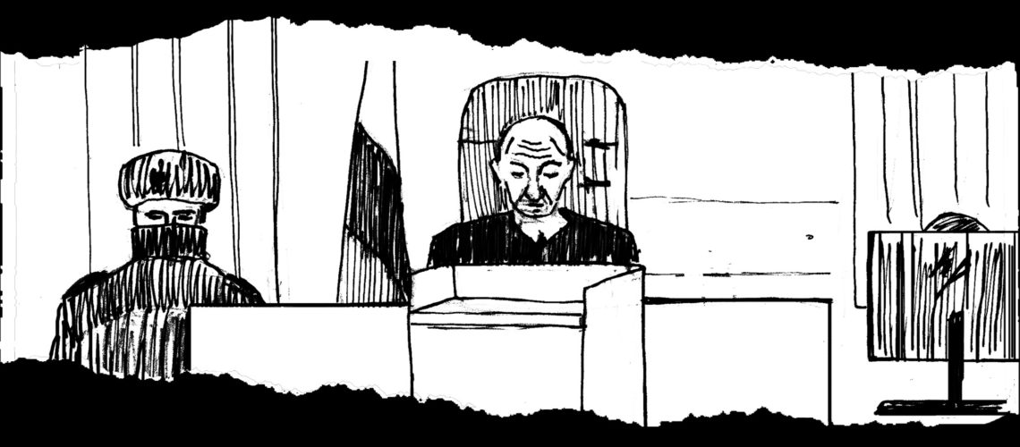 На черно-белом рисунке изображен судья за столом, за ним справа флаг РФ, чуть дальше пристав или офицер конвоя с маской на лице, открывающей только глаза. Слева клетка и монитор компьютера.