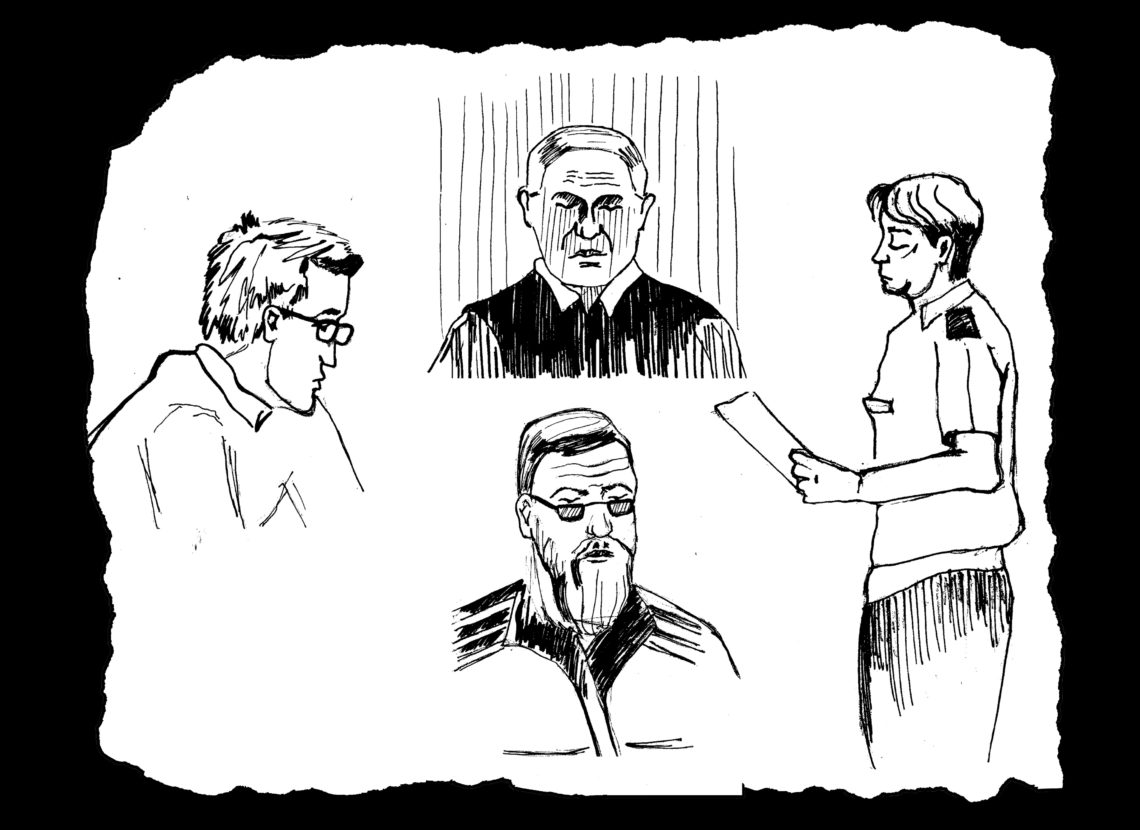 На черно-белом изображении четыре портета. На 12 часов нарисован судья на фоне клетки, на три часа стоящий прокурор, на 6 часов - портрет Симонова в очках и спортивном костюме, на 9 часов - адвокат в профиль.